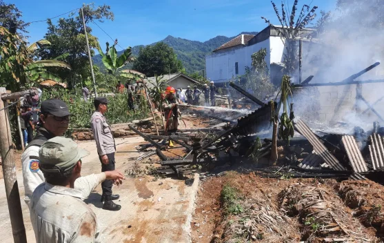 Diduga Dari Tungku Api, Rumah Warga Ludes Terbakar