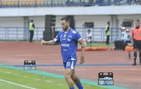 Marc Klok dan Laga Emosional Persib Kontra PSM