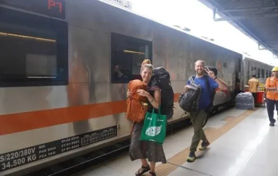 WNA, Bule Wisatawan Mancanegara Makin Memilih Kereta Api