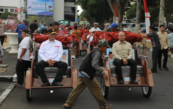 Becak Listrik Bantuan Presiden diserahkan Kepada 220 Penerima di Tasikmalaya