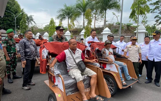 Pemkab Tasikmalaya bersama GSN Salurkan Ratusan Becak Listrik Bantuan Presiden