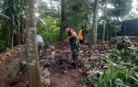 Babinsa Koramil Tanjungsiang, Jadi Motor Penggerak Karya Bakti Bangun TPT