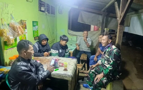 Babinsa Sagalaherang Deteksi Dini Keamanan Dengan Patroli Pos Ronda di Cicadas