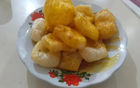Nikmatnya Kerupuk Dorokdok di Siram Kuah Padang
