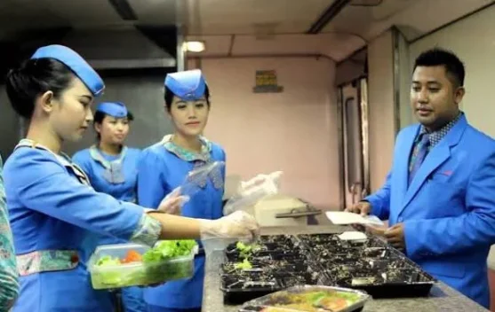 Era 1930-an, Pelayanan Pariwisata Kuliner Kereta Berkembang Bersama