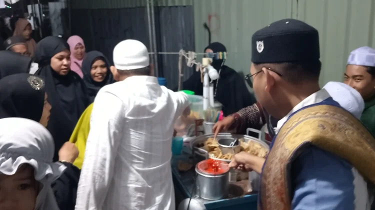 Berbagi Untuk Jama'ah Saat Haul Guru Zuhdi