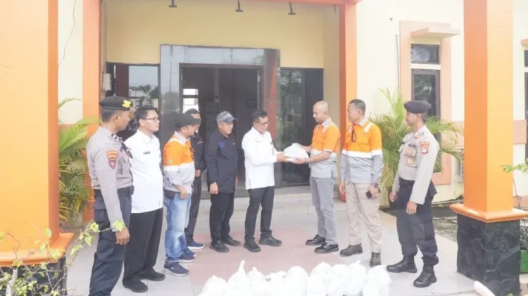 PT AGM Salurkan Paket Sembako Korban Pascabanjir