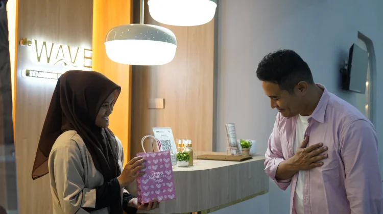 Bandara Syamsudin Noor Bagi Hadiah Valentine ke Penumpang