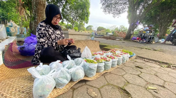 Safrah Mengais Rezeki dari Kembang Ziarah Ramadan