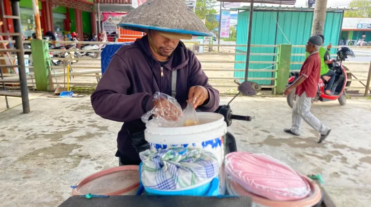 Menjemput Rezeki dari Tahu, Perjuangan Amang Amat di Banjarbaru