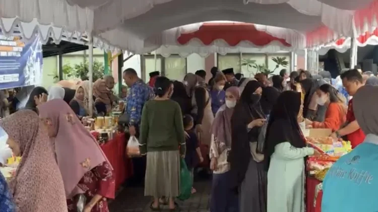 Ratusan Warga Serbu Pasar Murah, Ada Paket Sembako Sampai Produk UMKM
