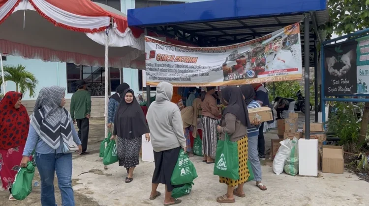 Antusias Warga Telawang Menyerbu Stand Sembako di Pasar Murah