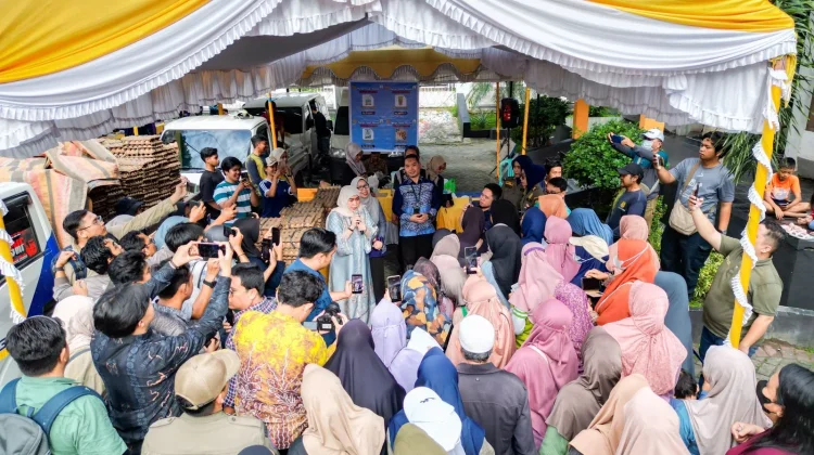 Warga Serbu Pasar Murah Bersubsidi, Lisa Turun Bagikan Bawang Gratis