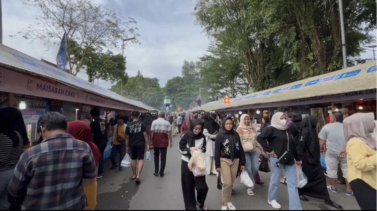 Ribuan Warga Antusias Memadati Pasar Wadai Banjarmasin