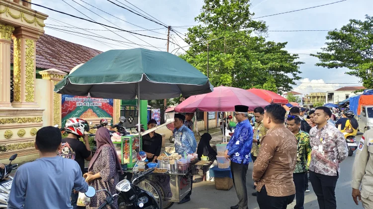 Tinjau Aktivitas Pasar Wadai Ramadan, Bupati HSU: Tetap Jaga Kebersihan Lokasi
