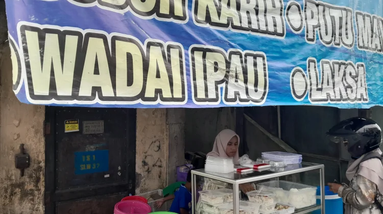 Warga Serbu Menu  Bubur Karih dan Wadai Ipau