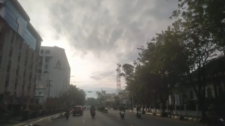 BMKG: Kalsel Hari ini Berawan Berpotensi Hujan Ringan