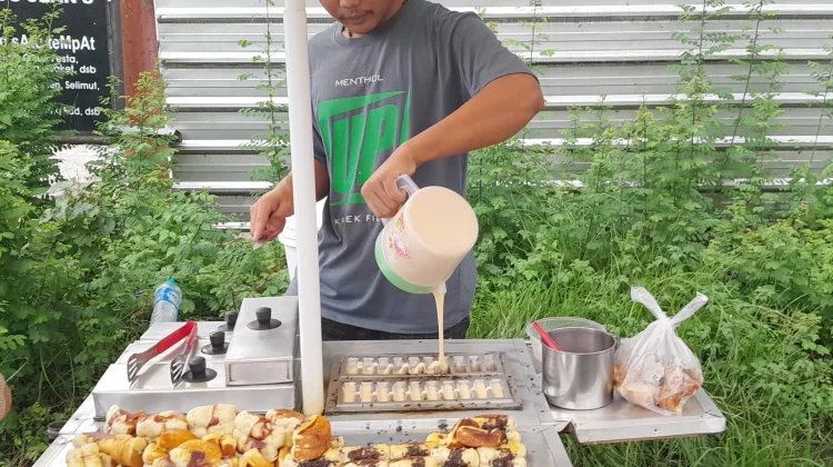Kue Pukis Buatan Mas Gareng Rame Dikunjungi Pembeli
