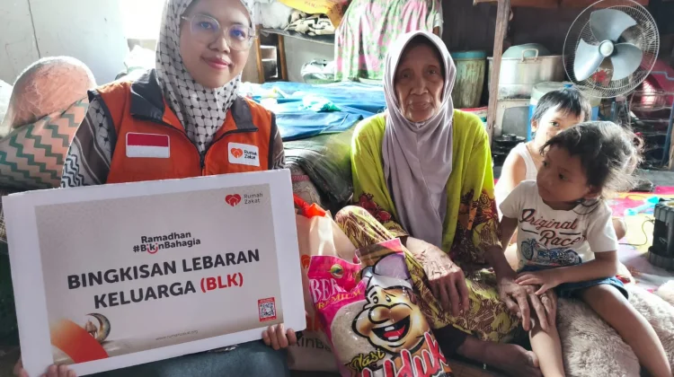 Kado Ramadan untuk Nenek Pengajar Ngaji di Banjarmasin