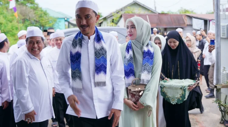 Bupati Banjar Serahkan  Bantuan  di Desa Manarap Baru