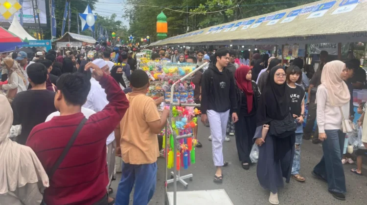 PKL “Kuasai” Badan Jalan, Pasar Wadai Banjarmasin Semrawut!