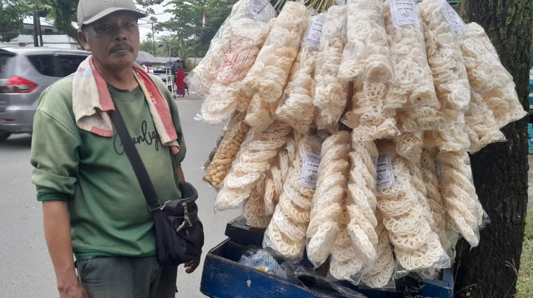 Penjual Kerupuk Keliling  Selama 25 Tahun