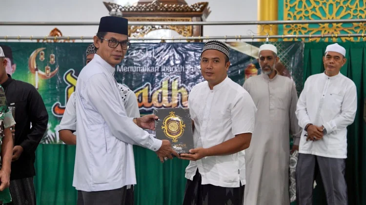 Safari Ramadan Balangan, Wabup Serahkan 50 Al-Qur’an di Juai