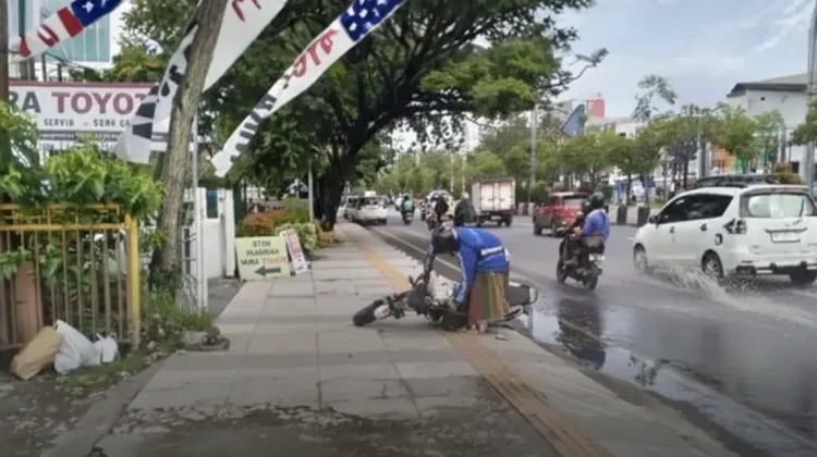 Licin dan Terkelupas, Trotoar di Banjarmasin Mengancam Warga!