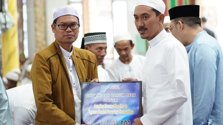 Bupati  Serahkan Hibah Untuk FEBI IAI Darussalam