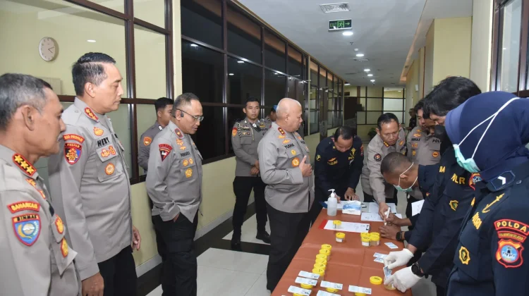 Kapolda Kalsel, Wakapolda dan PJU Jalani Tes Urine