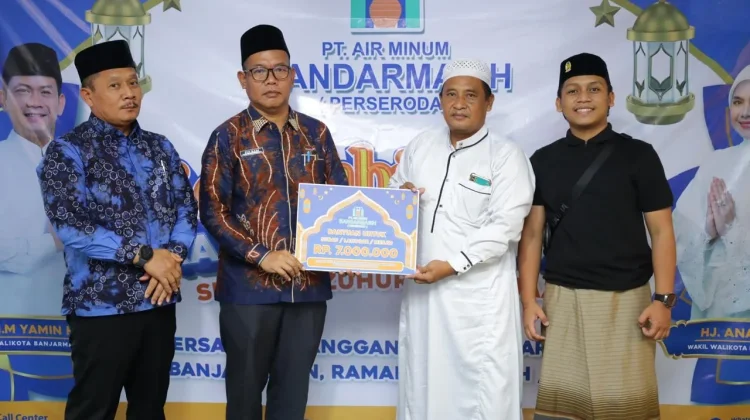 PAM Bandarmasiih Salurkan Bantuan dan Paket Sembako di Banyiur Luar