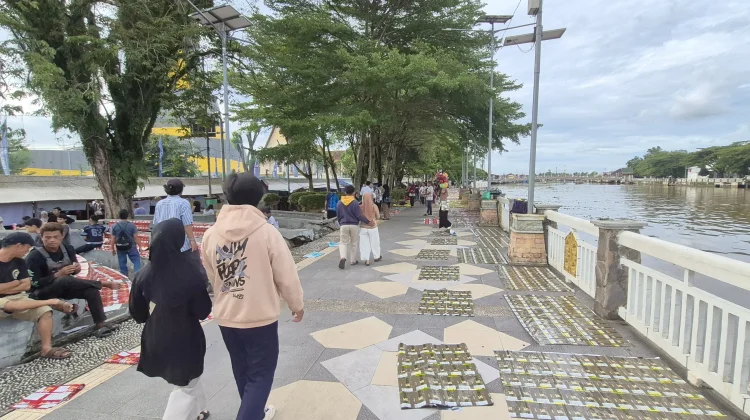 Pasar Wadai: Cerita Penjual Tikar Mengais Rezeki di tengah Pro-Kontra
