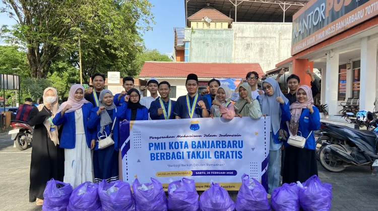 PMII Banjarbaru Bagikan Ratusan Paket Takjil Ramadan