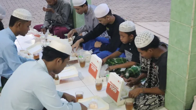 Rumah Zakat Kalsel Bagikan 160 Paket Buka Puasa