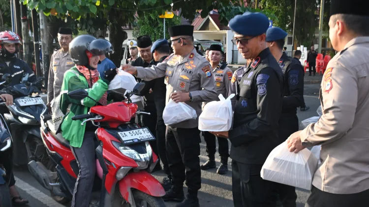 Polda Kalsel Bagikan 1000 Takjil Bukber Bersama Ojol
