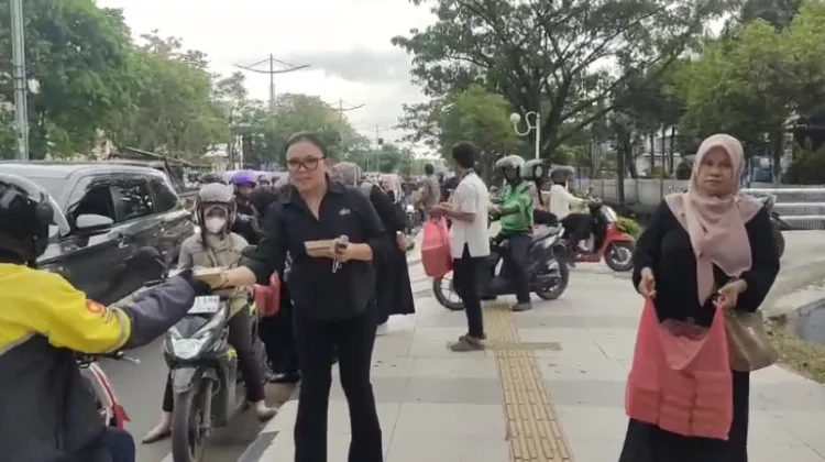 Dharma Wanita Persatuan RRI Banjarmasin Berbagi Takjil Ramadan