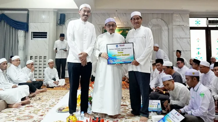 Bupati  Serahkan Hibah ,  Penguatan Kelembagaan dan Pembinaan Keagamaan