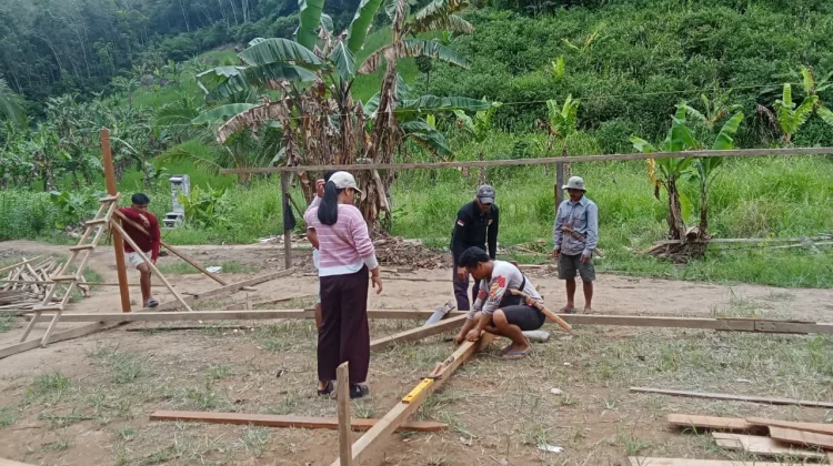 Pokdarwis Desa Ajung Bangun Kembali Basecamp Hauk Pasca Banjir