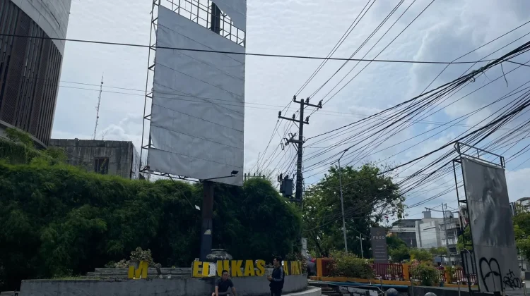 Taman Edukasi Memprihatinkan, Baliho Ilegal Membahayakan!