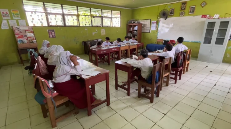 Lantai Amblas, SDN Sungai Lulut 3 Kosongkan Satu Ruang Kelas