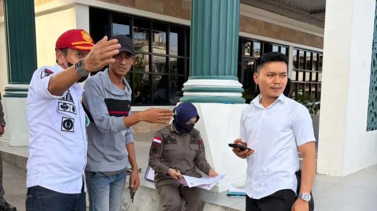 Satpol PP Balangan Tertibkan Gerobak yang Menginap di Fasilitas Publik
