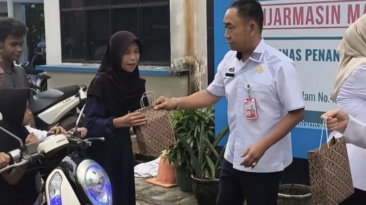 Dari Pegawai untuk Warga, Bagi Ratusan Takjil tanpa Bikin Macet