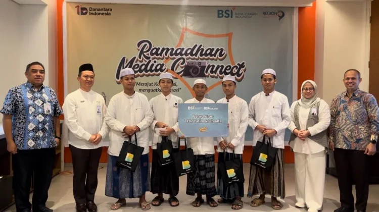 Ramadan Penuh Berkah, BSI Serahkan THR Anak Yatim