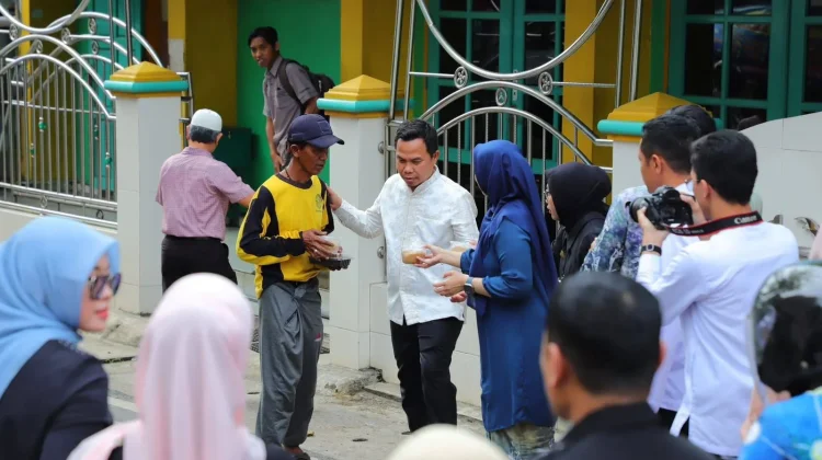 Sekda Banjarmasin Turun ke Jalan, Ratusan Takjil Dibagi di MT Haryono