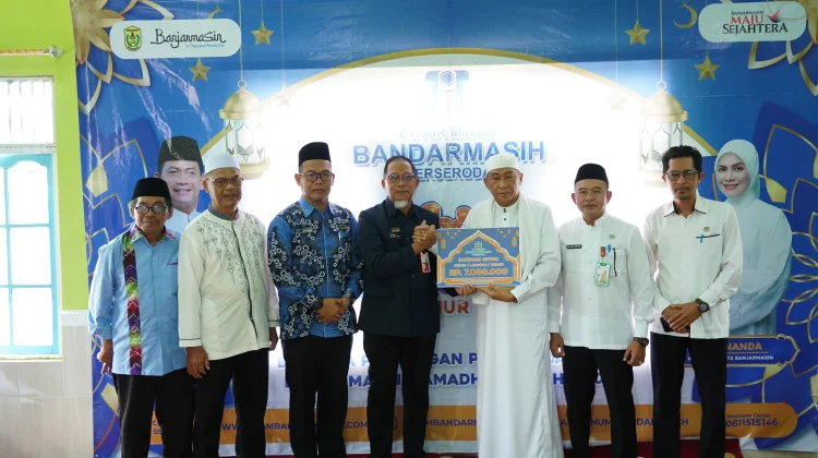 Serambi Surau PAM Bandarmasih Sasar Sungai Lulut, Bagikan 50 Paket Sembako dan Uang