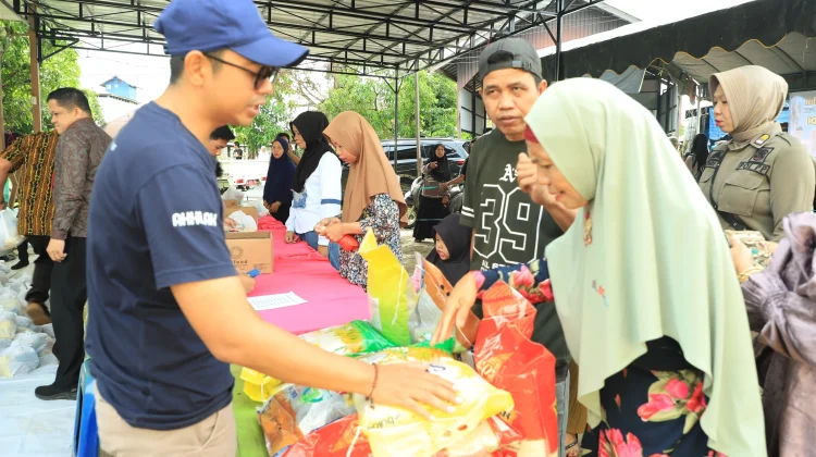 Ratusan Warga Serbu Pasar Murah Bersubsidi di Pulau Tambak