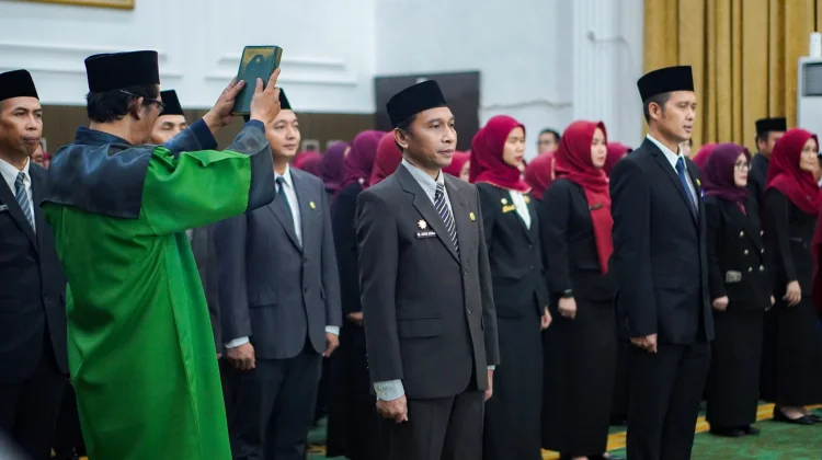 Tanamkan Kebaikan Melayani, Lisa Kukuhkan Pejabat Lingkup Pemkot Banjarbaru