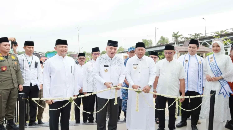 Bupati Batola Dampingi Gubernur Meresmikan Kawasan Wisata Bawah Jembatan Barito