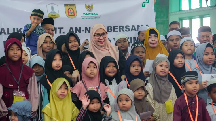 Hadirkan Senyum di Ramadhan, Wali Kota Banjarbaru Bagikan Santunan bagi Anak Yatim