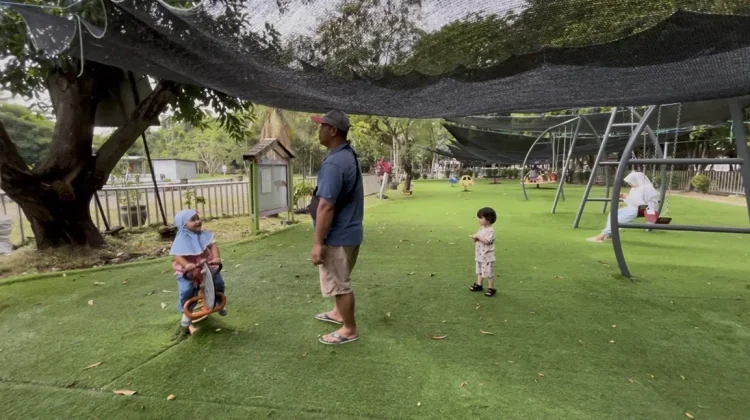 Taman Kamboja, Jadi Pilihan Orang Tua  Bersantai dan Bermain Bersama Anak-Anaknya